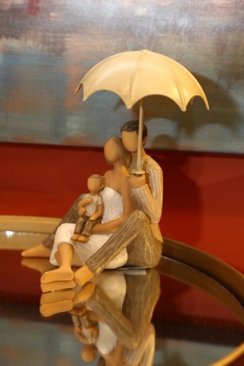 Decoratiune din rasina Family with umbrella, l11,5xA9,5xH17,5 cm