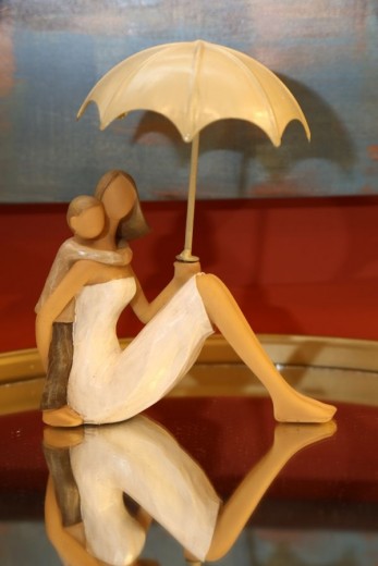 Decoratiune din rasina Woman and son with umbrella Natural, l12,5xA4,5xH10,5 cm