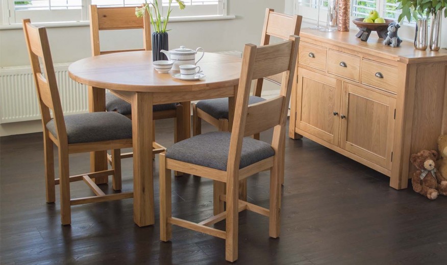 Set masa extensibila din lemn de stejar si furnir + 4 scaune cu sezut tapitat cu stofa Breeze Oak / Grey, L107-140xl107xH78 cm