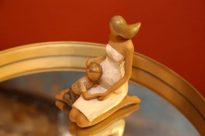 Decoratiune din rasina Woman and boy Natural, l8xA7xH11,5 cm