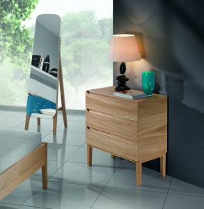 Comoda din lemn de stejar si furnir, cu 3 sertare Mary, l80xA42xH85 cm